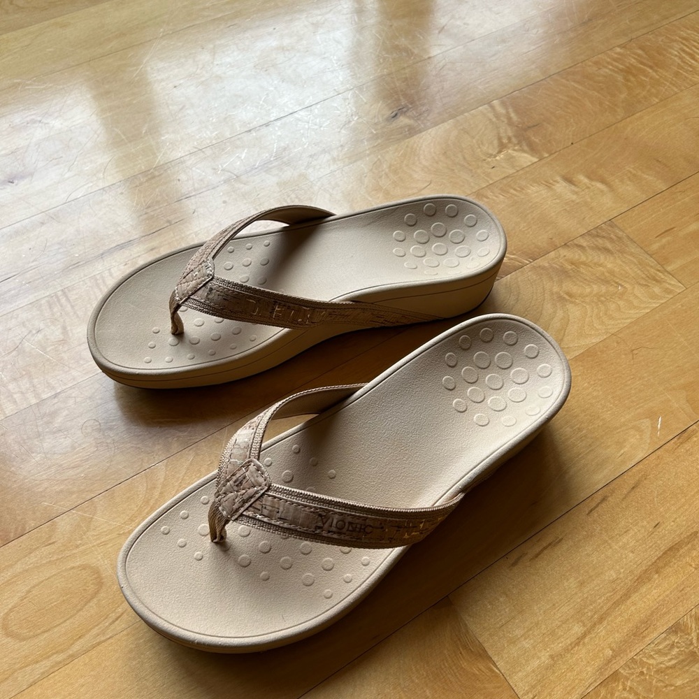 Vionic High Tide sandal with cork detail